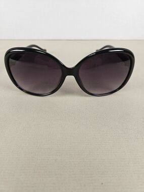 Jessica Simpson Black Oversized Butterfly Sunglasses with Gradient Lenses